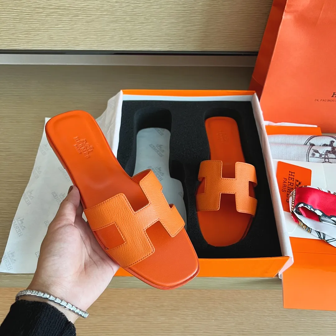 👟👟Ex-factory price 480👟👟Hermès) The packaging has been upgraded, and the layout and workmanship materials have been upgraded. Hermes®🔴Handmade Shoes👟👟 👟👟 Product Hermes Slippers🐎 —————————— The 2023 early spring new model is the same as the original version, purely handmade by masters! ❥High-end customization, exclusive products, industry❥Using: Hermers upper: Italian imported cowhide + original custom-grade Australian sheepskin feet + genuine leather outsole (pursuing walking comfort) 👟👟 ~~〰〰〰〰❥ Packaging: ✔🚦Pay attention to the exclusive packaging 〰Original quality on sale━━━━Hermes━━━━━ size: 35-40 (34.41.42 custom-made, non-refundable)